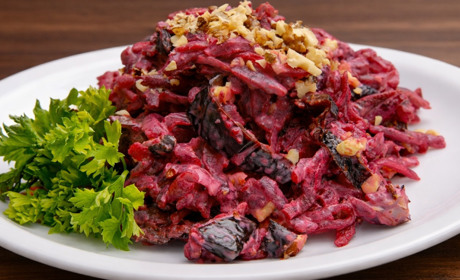 Салат «Пікова дама» з буряком і чорносливом: простий рецепт