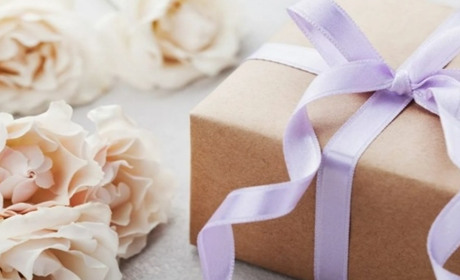 Цікаві ідеї подарунків на 8 Березня: які оригінальні подарунки дівчаткам на 8 Березня презентувати?