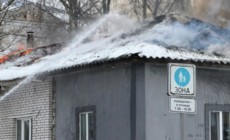 Росіяни серед дня вдарили дроном по будинку в Глухові: виникла пожежа