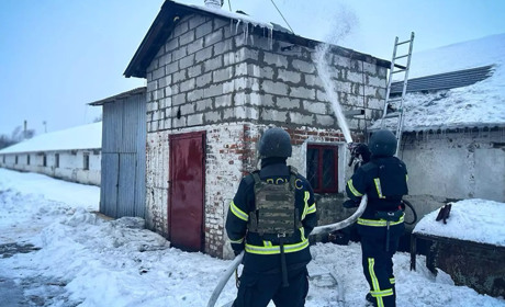 У Мотовилівці рятувальники загасили пожежу у виробничій будівлі