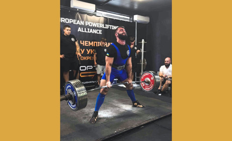 Майбутньому лікарю-травматологу з Чорткова підкорився рекорд України та світу з пауерліфтингу