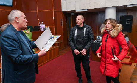 Подарунок для Єви: у міськраді привітали батьків першої новонародженої на Кагарличчині у 2026 році