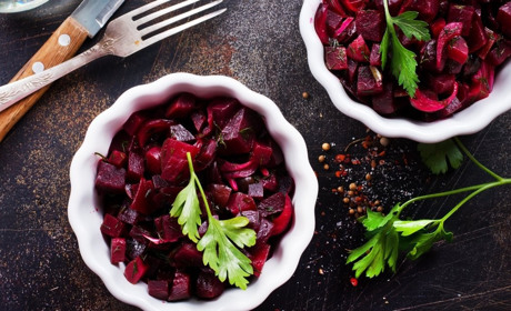 Буряк по-новому: 4 салати, які змусять вас закохатися в цей овоч