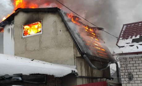 Вогонь знищив покрівлю будівлі у Звягелі