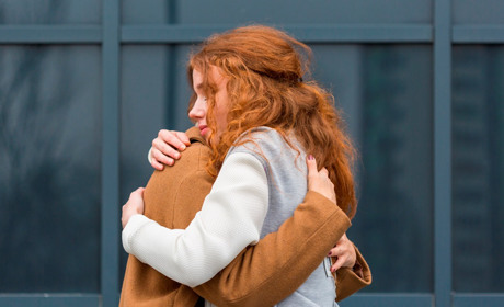 Як підтримати і не зашкодити: запишіться на відкриту лекцію про першу психологічну допомогу