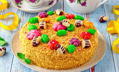 Домашній медовик без помилок: 3 рецепти та секрети ідеальних коржів