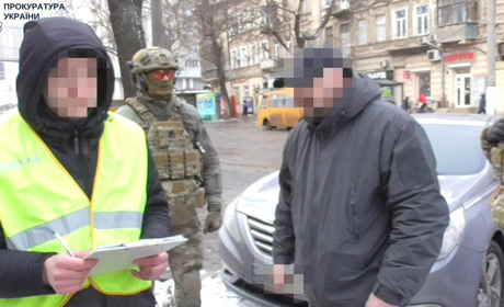 Викрав із квартири у Первомайську сейф із ювелірними прикрасами та грошима: злодія затримали