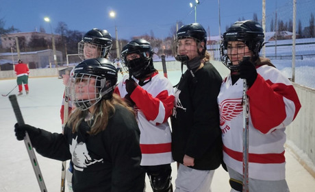 Вперше у Шостці з’явилася жіноча хокейна команда: чому дівчата вирішили вийти на лід з ключками