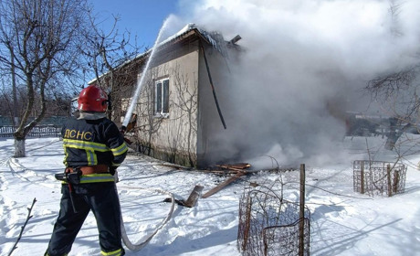 На Кагарличчині вогонь пошколив будинок: пожежу гасили майже 4 години