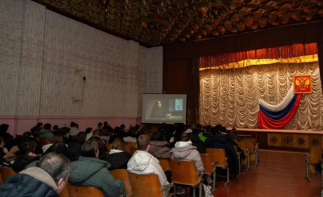 На ТОТ Херсонщини молоді показують російський фільм із закликами до страти “зрадників”