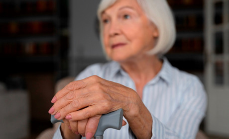 Заблоковані виплати: чому пенсіонери в окупації та ВПО залишаються без грошей і як повернути пенсію