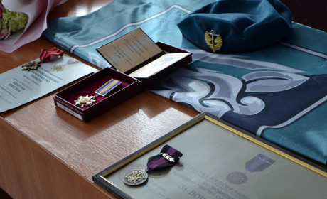 У Полонному родинам загиблих захисників вручили державні нагороди