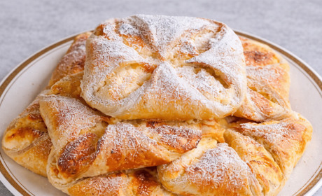 Сирні ватрушки з готового листкового тіста: швидкий рецепт