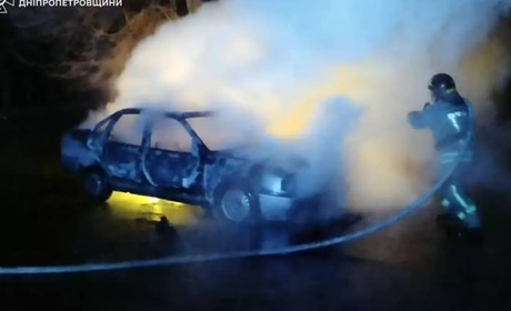 У Жовтих Водах вночі загорівся легковик: пожежу ліквідували рятувальники