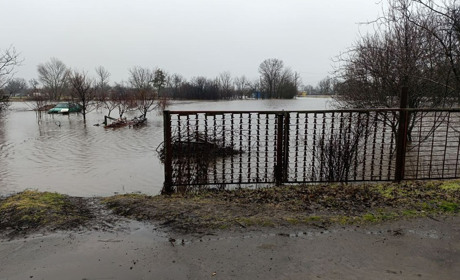 В Кумарях підтопило: вода вже в підвалах будинків