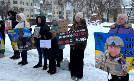 "Поверніть мені тата" – плакат, семирічна дівчинка і невідомість уже пів року