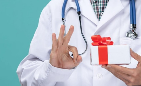 Що подарувати лікарю: як подякувати професіоналу