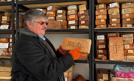 «Це все — шматки історії, яку треба зберегти»: тисяча цеглин колекціонера зі Львова