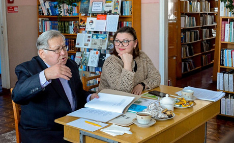 Діалог поколінь у День рідної мови: творча зустріч із Віктором Заїкою в бібліотеці в Кагарлику