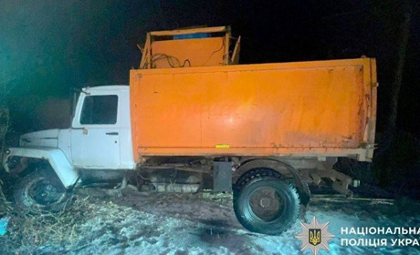 На Полтавщині чоловік викрав комунальну вантажівку: авто врізалося в паркан