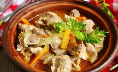 Тушковані курячі шлуночки з цибулею та морквою: покроковий рецепт