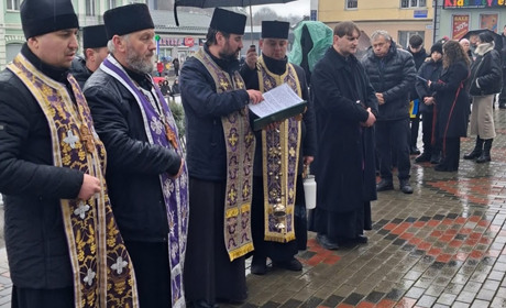 У четверту річницю повномасштабного вторгнення кременчани молились за мир і перемогу України