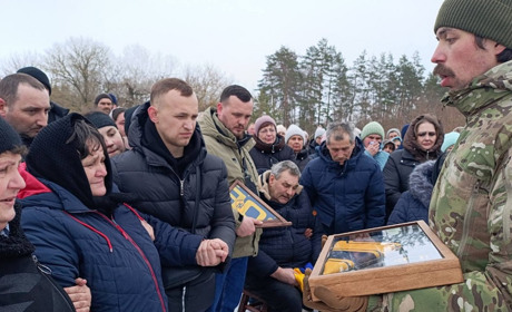 Менська громада попрощалася із захисником Леонідом Кнутом