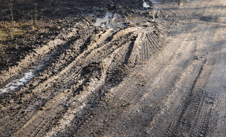 Паводок відрізав від міста: на вулиці Садовій у Первомайську розмило дорогу