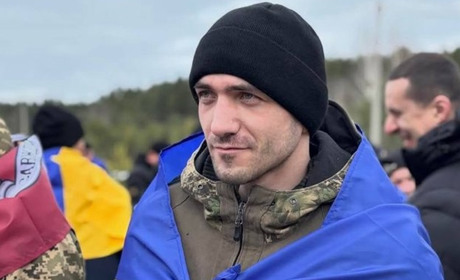 Після понад двох років полону додому повернувся десантник Валерій Семенюк з Хмельниччини