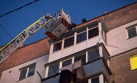 Небезпечні розваги на даху: у Фастові рятувальники зняли дівчину з покрівлі балкону 9-го поверху