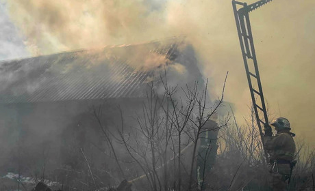 Пожежа в Кикові: трава зайнялася, вогонь перекинувся на будівлю