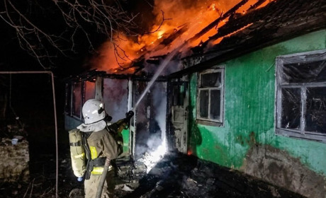 На Кременеччині рятувальники гасили пожежу житлового будинку