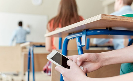 Телефон під час уроку: право учня чи проблема школи?