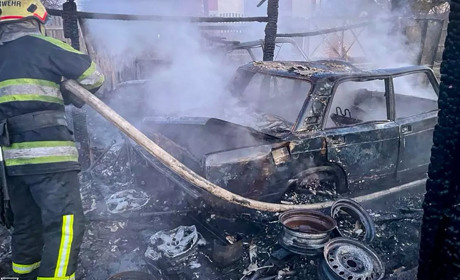 У Дорогинці горів гараж: рятувальники оперативно ліквідували займання