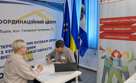 У Львові в Центрі “Вільні разом” херсонці отримують юридичну допомогу і підтримку від благодійників