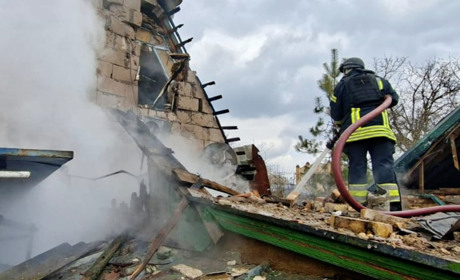 На Херсонщині ворог атакував житлові будинки, автівки та соціальну інфраструктуру