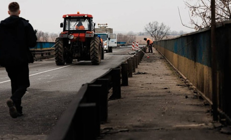 Міст у Маяках повністю відновили після атак РФ: уряд готує альтернативну переправу