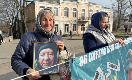 У Первомайську родини полонених і зниклих безвісти виходять на акцію, щоб не втратити надію
