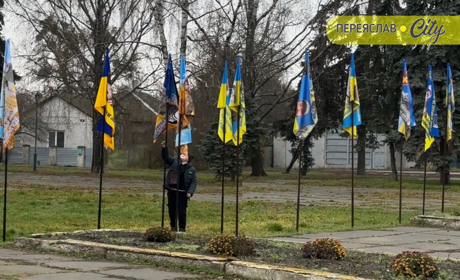 На Борисоглібській площі прибрали прапори із портретами безвісти зниклих: хто і чому?