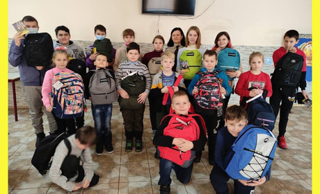 Наплічники, іграшки та часточка любові від юних українців світу для дітей захисників із Кагарличчини