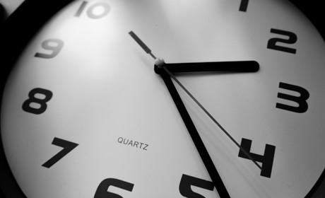 Коротша ніч та незмінний графік: коли Україна перейде на літній час у 2026 році