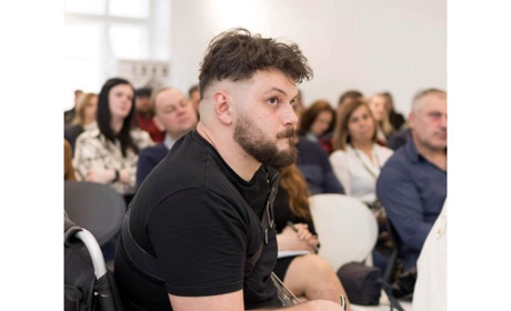 Історія незламності: у Фастові презентували фотовиставку про захисника Олександра Базилевича