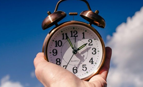 Чи будемо в 2026 році переходити на літній час і коли потрібно переводити стрілки годинника?