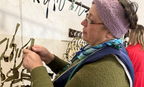 «Кілометри сіток і віра в перемогу»: як волонтерки у Первомайську зміцнюють оборону країни