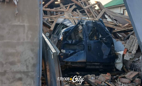 Вночі росіяни вдарили по приватному сектору Глухова: пошкоджено обійстя та автомобіль