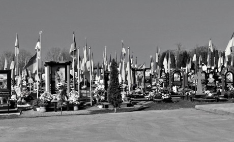 Прапори на могилах полеглих захисників коштом бюджету громади