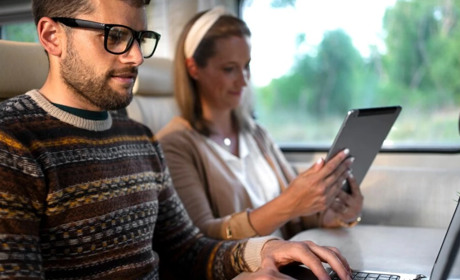 Залишайтеся на зв'язку: як залишатися онлайн під час автобусної подорожі Чернівці – Братислава