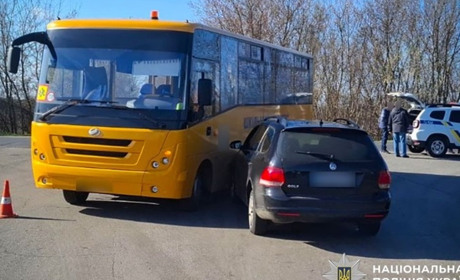 Біля Сергіївки зіткнулися шкільний автобус і легковик