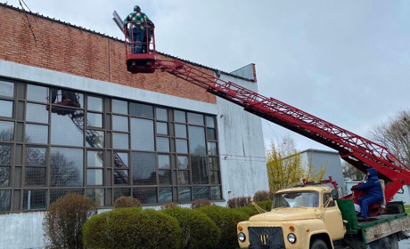 У Старокостянтинівському НВК замінили водостічну систему, що спричиняла підтоплення спортзалу