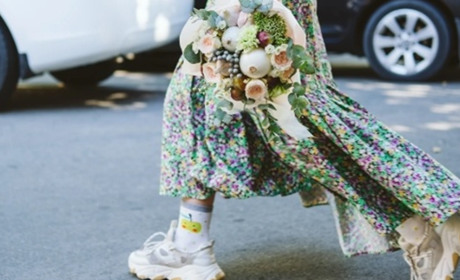 Кросівки і сукня: як створити сучасний жіночний образ